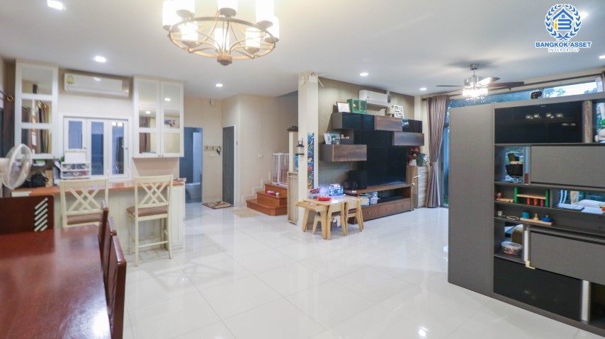 *****บ้านเดี่ยวมือสองย่านนนทบุรี ม.เพอร์เฟคเพลส ราชพฤกษ์ เฟส2 เนื้อที่กว้าง 71.60 ตร.ว. ฟังก์ชัน 4 ห้องนอน 3 ห้องน้ำ ที่จอดรถ 2 คัน บ้านสภาพสวย พร้อมเข้าอยู่ หน้าบ้านไม่ชนกับหลังอื่น ตั้งบนทำเลเดินทางสะดวก ใกล้รถไฟฟ้าสายสีม่วง "สถานีบางรักน้อยท่าอิฐ" และทางด่วน "กาญจนาภิเษก"